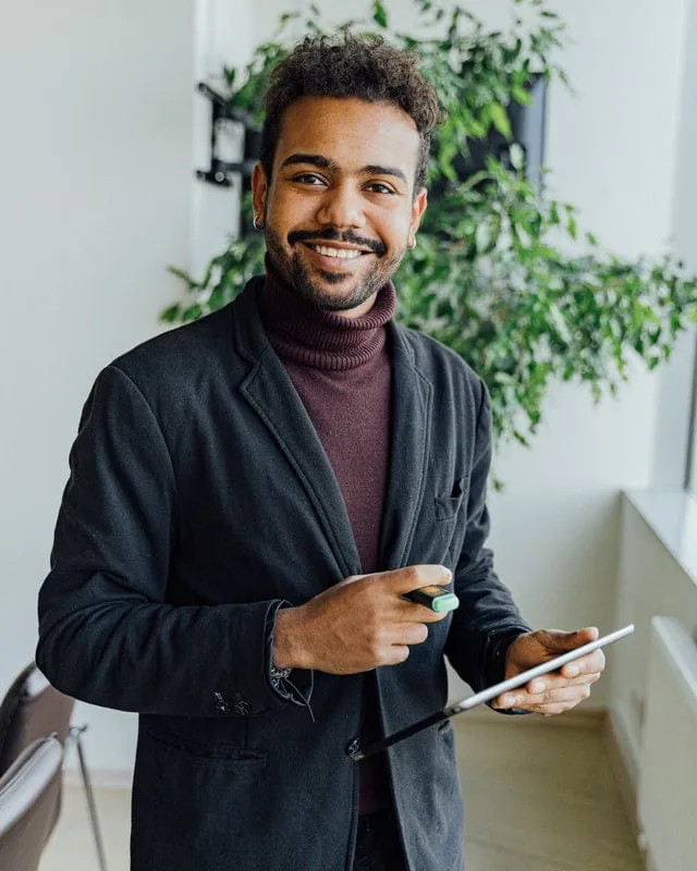 Persona analisando tarjetas de credito